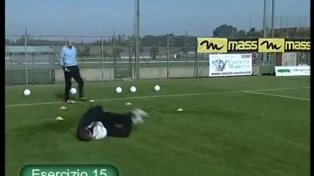 Тренировка футбольных вратарей Игра на выходах и перехватах мяча 1 часть смотреть онлайн
