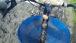 Сажу картошку мотоблоком с картофелесажалкой.