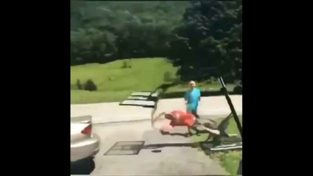 Смешные падения людей # 2/ Попробуй не засмеяться!)) смотреть онлайн