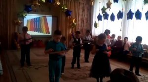 Выпускной в детском саду- игра на металлофоне