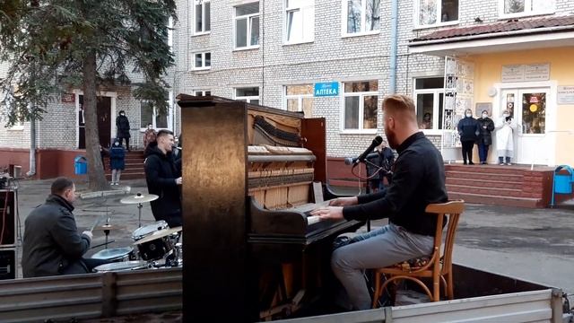 В Молодечно мужчина с музыкой встречает жену из роддома смотреть онлайн