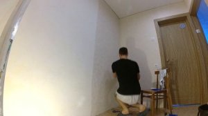 Клею обои в прихожей.