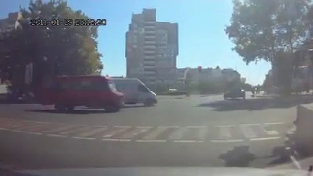 На пересечении проспекта Мира и улицы Спортивной произошло ДТП с участием мотоцикла. смотреть онлайн