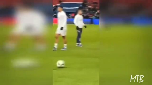 Messi montre à Mbappé et Verrati comment marquer un coup franc смотреть онлайн
