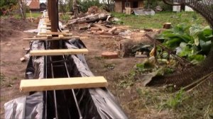 Опалубка забора в подробностях с кабелями на свет и ворота