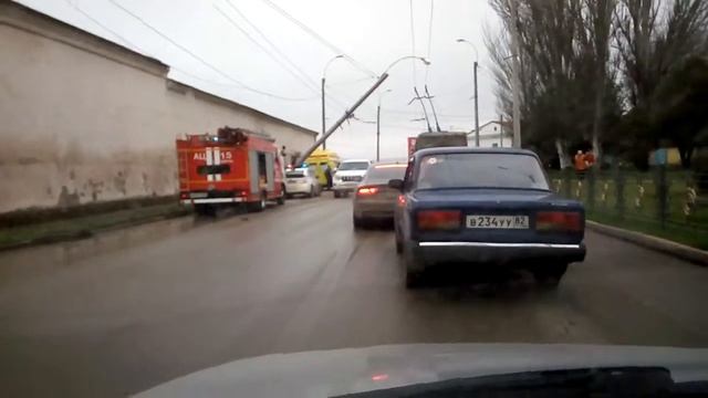 Как сбить бетонный столб? Выпить и за руль! 31.12.17 Проводили старый год. смотреть онлайн