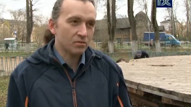 Активисты занялись ремонтом сцены у ДК Льнокомбината смотреть онлайн