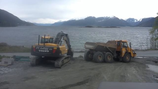 Volvo BLC 240 loading a Moxy MT26 смотреть онлайн