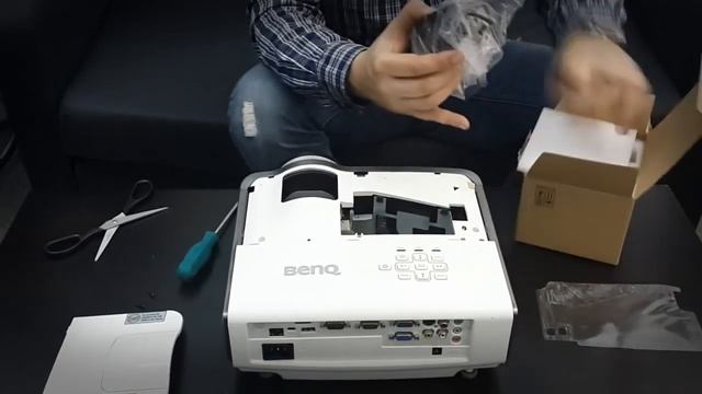 Замена лампового модуля лампы в проекторе Benq MX812ST смотреть онлайн