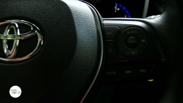 Subaru XV 2.0i-S EyeSight vs Toyota Corolla Cross 1.8 V Hybrid | Head-to-Head смотреть онлайн