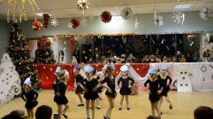 Детки танцуют танец «Тучка»