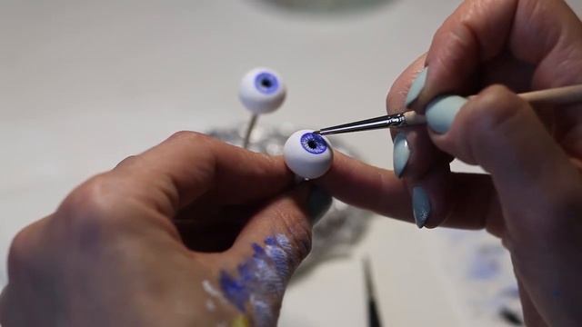 Кадры из видеоурока "Вставные глазки для куклы" смотреть онлайн