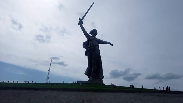 На Мамаевом кургане никто не садится и не ложится на траву. Спасибо за понимание, гости Волгограда! смотреть онлайн