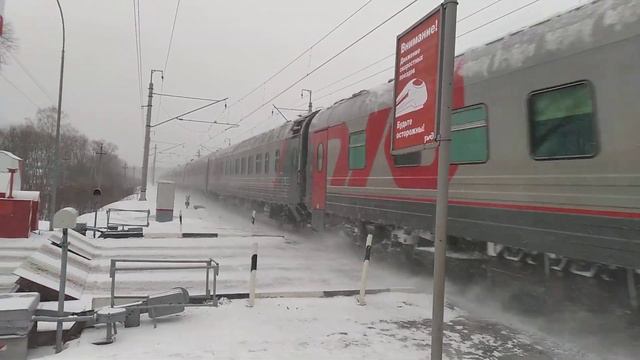 Электровоз ЭП2К-358 со скорым поездом сообщением Киров - Москва на Ж/Д переезде смотреть онлайн