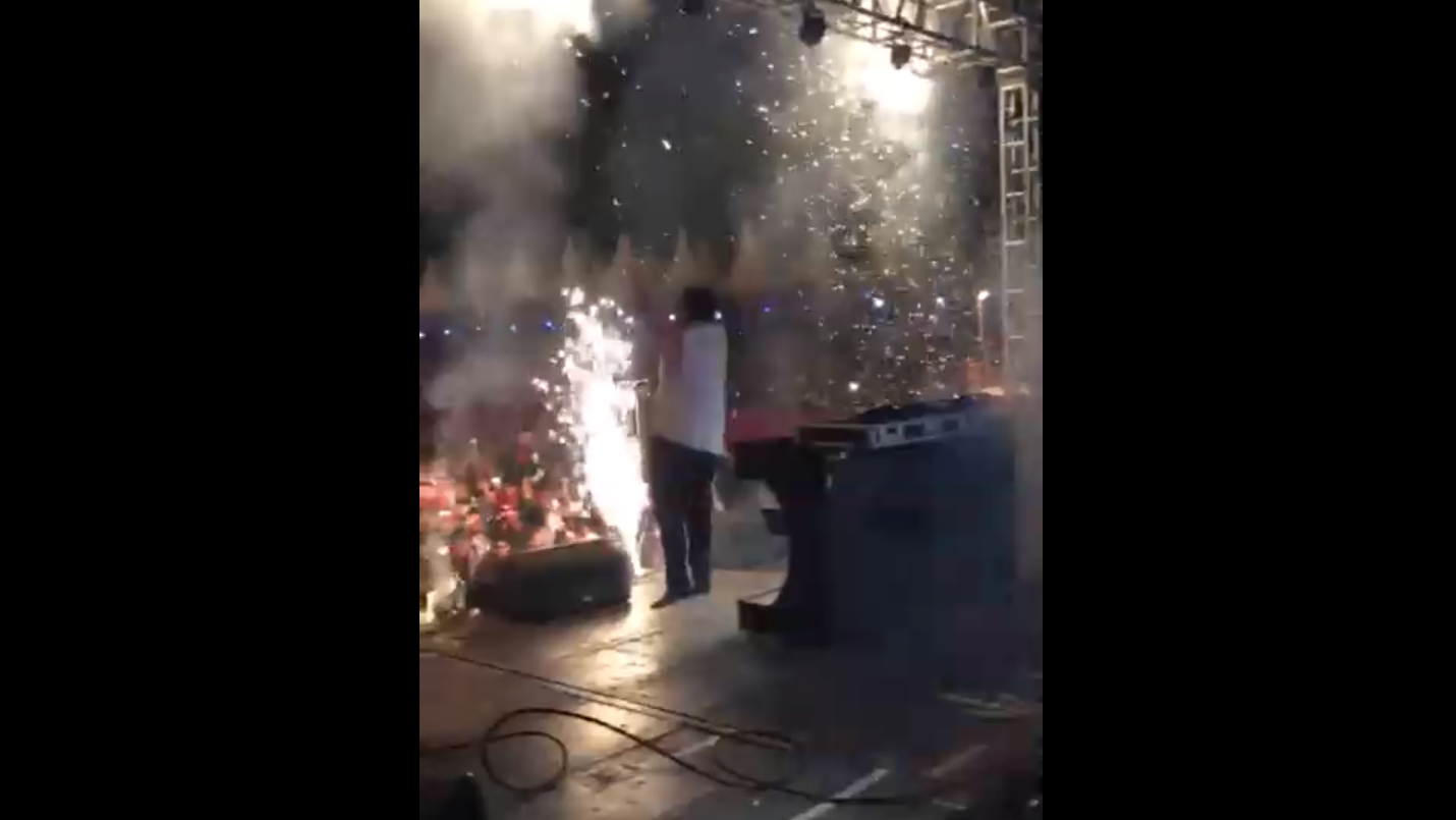 Эффектное исчезновение певца со сцены смотреть онлайн