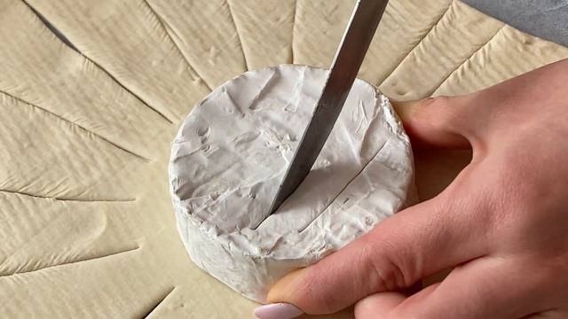 Wie einfach es ist, leckeren Camembertkäse mit Blätterteig im Ofen zu backen смотреть онлайн