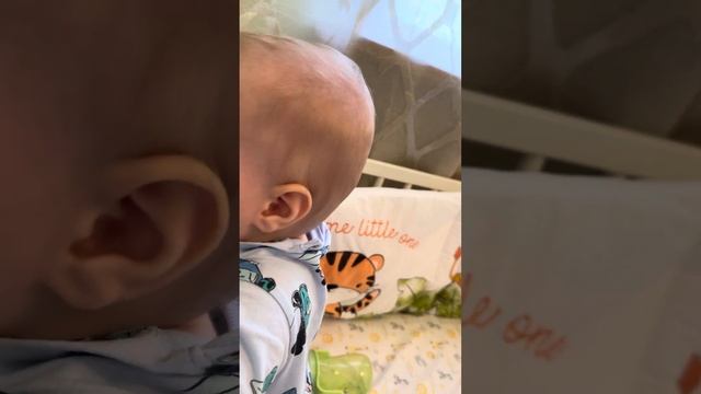 Ребенок начал вставать на ноги. Как Карапузик учится на ноги вставать! смотреть онлайн