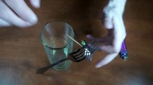 Как сбалансировать две вилки на зубочистке