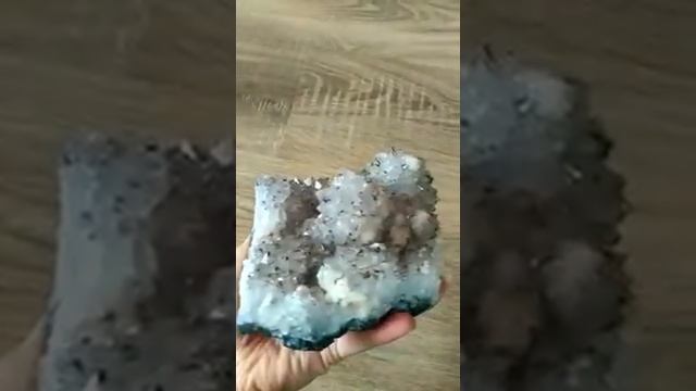 Друза кварца "кактус" (кактусовый кварц) с кристаллами кальцита и включениями гетита. смотреть онлайн