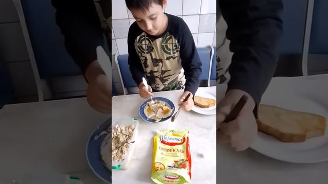 Иван готовит завтрак Ivan is preparing breakfast смотреть онлайн