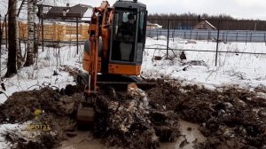 Видео мини-экскаватор  корчует пни (мини Hitachi EX 30 UR  2,9 т.)