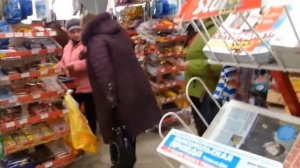 Чокнутая бабка орёт в магазине