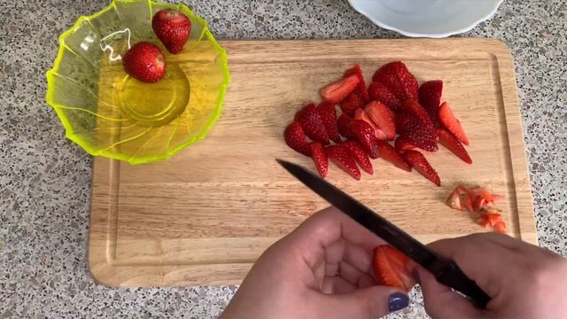 СМЕТАННОЕ ЖЕЛЕ С КЛУБНИКОЙ/SOUR CREAM JELLY WITH STRAWBERRIES смотреть онлайн