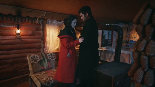 Halil, Zeynep'i öpüyor 💋 | Rüzgarlı Tepe 45. Bölüm