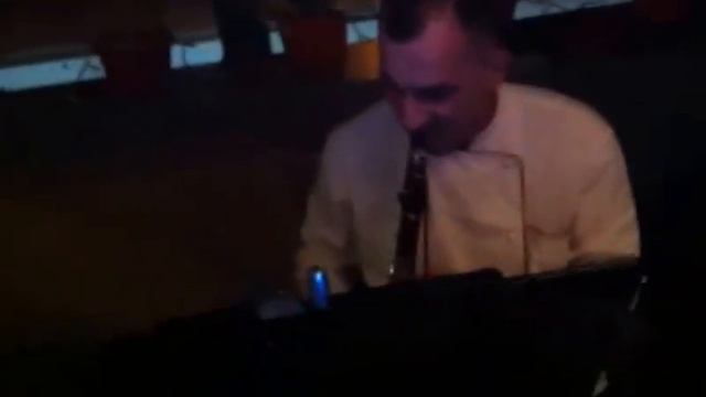 Папа играет на кларнете смотреть онлайн