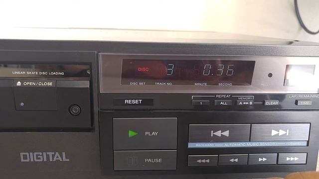 Vintage Sony CDP-101 First Ever CD Player Demo смотреть онлайн