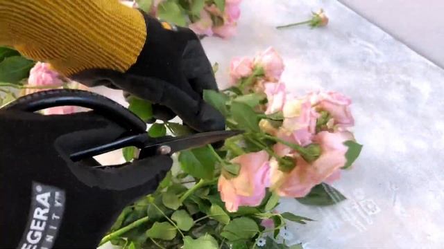 Как сделать букет из кустовых роз | Букет в упаковке | Курсы флористики online смотреть онлайн