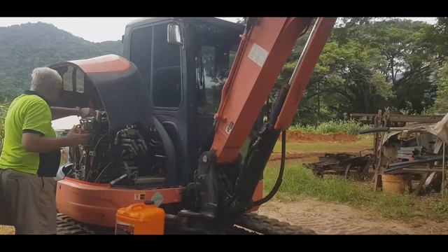 HOW TO PROPERLY FILL YOUR EXCAVATOR KUBOTA HYDRAULIC OIL SEE INSTRUCTIONS смотреть онлайн