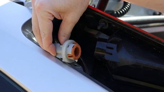 Ford Focus Mk2: How To Replace Rear Indicator Bulb смотреть онлайн