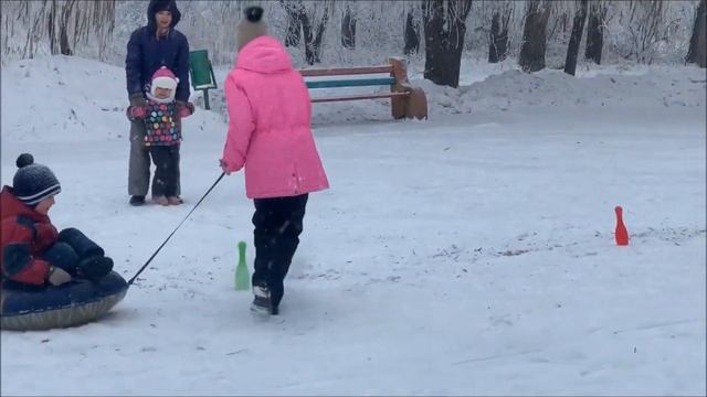 Зимние забавы для детей сделали холодное время года веселым и незабываемым пгт Петра Дубрава смотреть онлайн