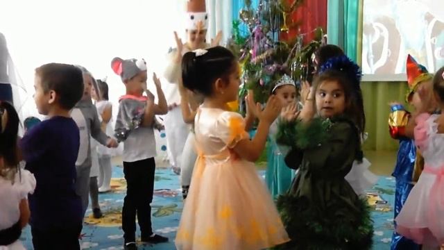 Новогодний утренник в Приморском детском саду "Сказка" - средняя группа смотреть онлайн