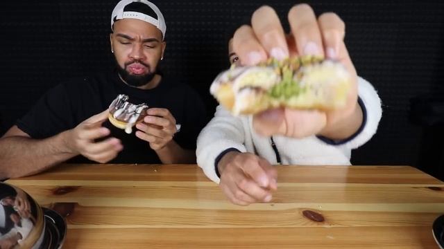 DUNKIN DONUTS VS ROYAL DONUTS CHALLENGE !!! смотреть онлайн