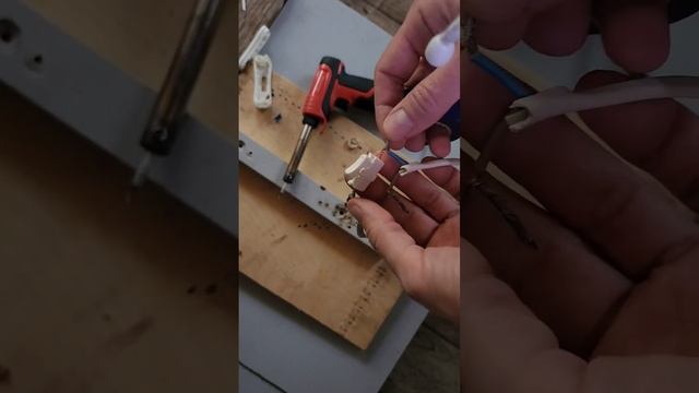 Ремонт лампы освещения своими руками. Я её слепил из того, что было #самоделка #колхоз #домнаколеса смотреть онлайн