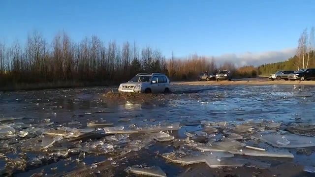 Проезд лужи на понижайке на холостом ходу, и проезд X-Trail-ов смотреть онлайн