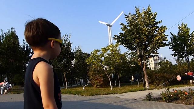 Энергия ветра. Хотите узнать про ветряные электростанции? И что делать, если тока слишком много?! смотреть онлайн