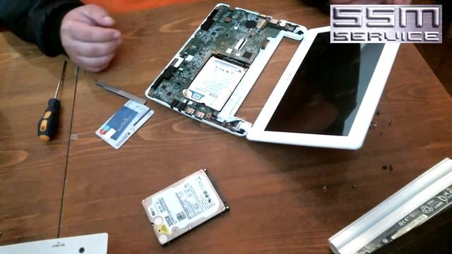 Replacing the hard disk drive in the netbook Acer Aspire One D257 смотреть онлайн
