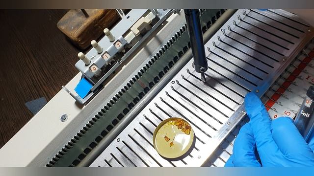 Ремонт, восстановление игольницы вязальной машины Silver reed sk155. Выбоины на игольнице. смотреть онлайн