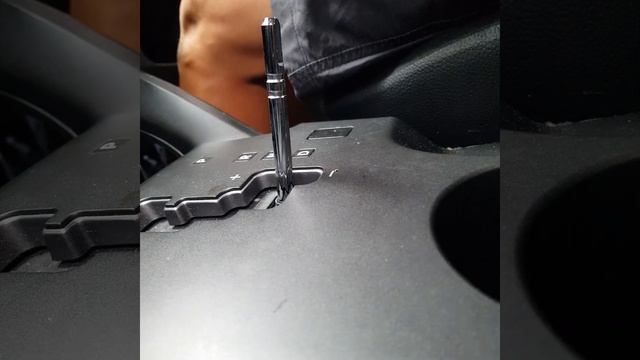 2012 hyindai ix35 how to remove gear knob. pull gear knob with your strong arm. no screw, no cover! смотреть онлайн
