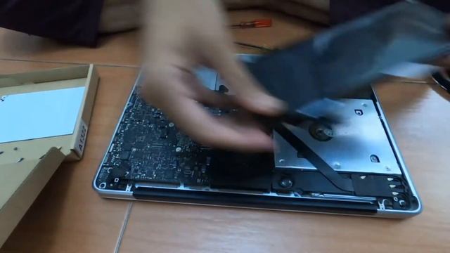 Change battery for Mac Book Pro 2012 смотреть онлайн