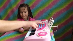 детский синтезатор с микрофоном открываем вместе с arina winks