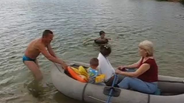 в резиновой лодке на пруду смотреть онлайн