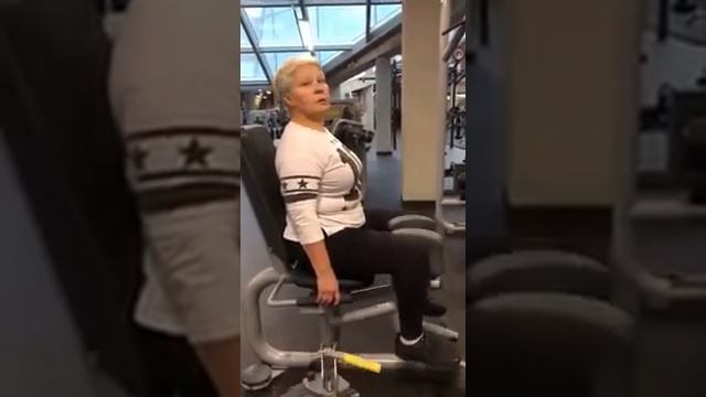 Фитнес.Фитнес клуб.Дама за 60 на тренажёрах. смотреть онлайн
