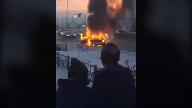 В Красноярске на ул. Молокова загорелся автомобиль смотреть онлайн