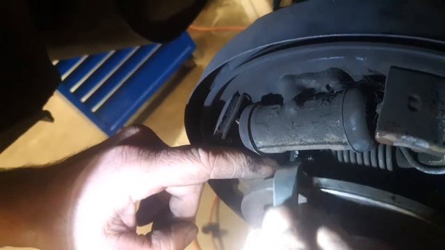 How to adjust rear brake shoes to drum on many Toyota vehicles смотреть онлайн