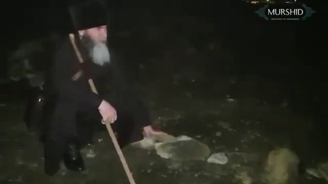 ЧЕЧЕНЦЫ ПРИБЫЛИ НА ЗИЯРАТ ВОЗЛЕ МЕДИНЫ АБВА ГДЕ ПОХОРОНЕНА МАТЬ МУХЬАММАДА ( АМИНАТ ) АЛАЙХИ САЛАМ смотреть онлайн