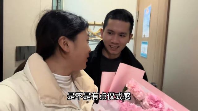 老谭成熟了很多，情人节用心给小九制造惊喜，小九收到礼物很惊讶 смотреть онлайн